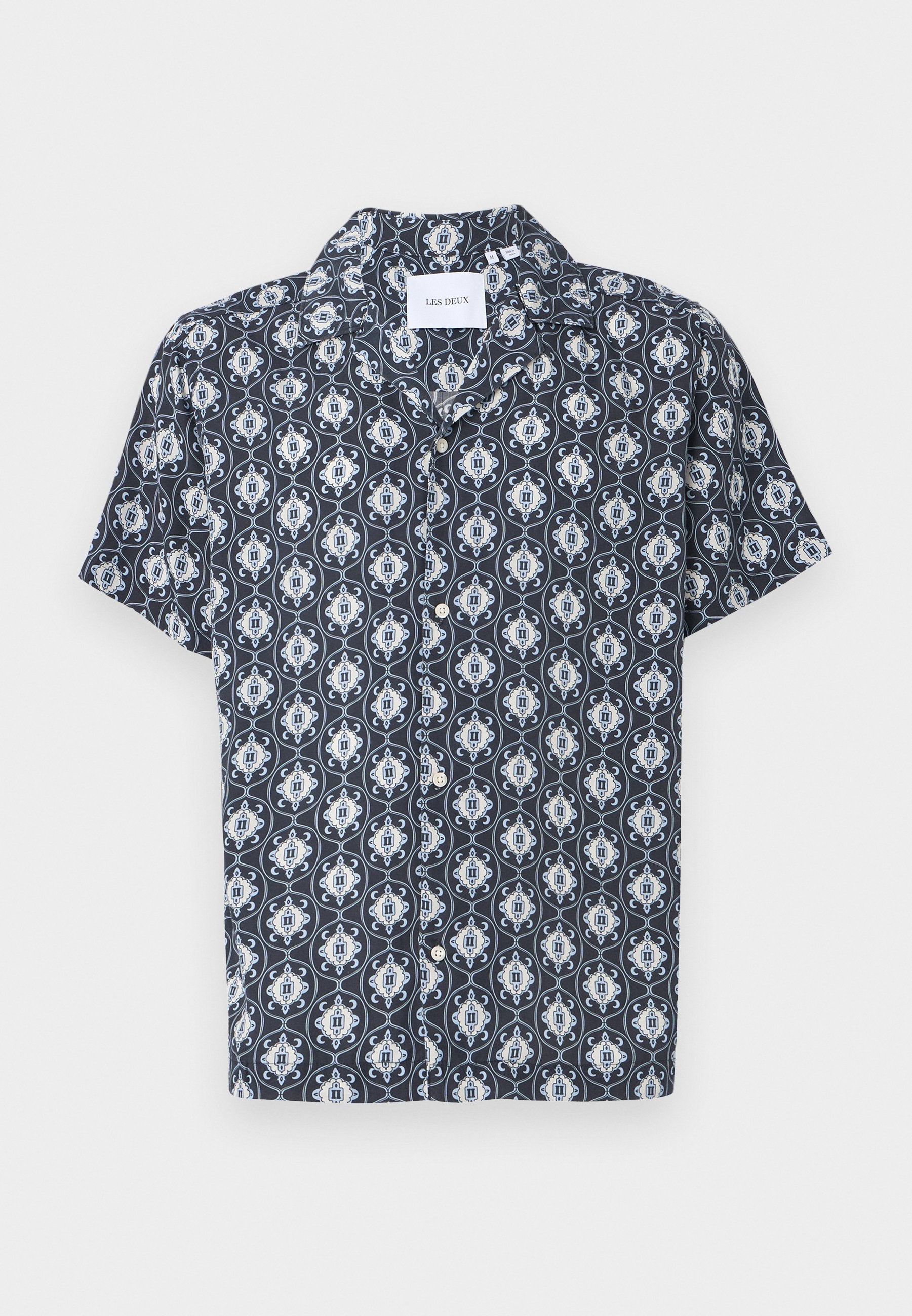 Kurzarmhemd aus navyblauem Stoff mit einem weißen und hellblauen aufwendigen Muster, mit Knopfverschluss und Kragen.