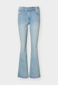 Hellblaue, hoch taillierte Jeans aus Denim mit ausgestelltem Bein, Vorderknopf, Reißverschluss und Fünf-Taschen-Design vor einfachem Hintergrund.