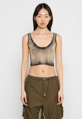 Gestutztes Tanktop in einem Farbverlauf von Beige zu Schwarz, mit gerippter Textur und weitem Rundhalsausschnitt. Kombiniert mit lockeren olivgrünen Cargo-Hosen.