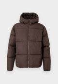 Braune Steppjacke mit Reißverschluss vorne und Kapuze. Verfügt über ein gestepptes Design und eine weiche Textur. Geeignet für kaltes Wetter.