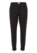 Schwarze Hosen mit einer taillierten Passform, mit geradem Bein, Gürtelschlaufen, Knopfverschluss und einem glatten, dehnbaren Material.