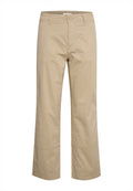 Beige, weit geschnittene Hose aus leichtem Baumwollstoff. Verfügt über einen Knopfverschluss vorne, Gürtelschlaufen und Nahtdetails an den Beinen.