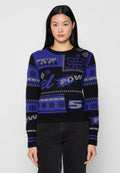 Schwarzer und lila Pullover mit verschiedenen geometrischen Mustern, Text und Schneeflockenmotiven. Aus Strickstoff mit langen Ärmeln und rundem Ausschnitt gefertigt.
