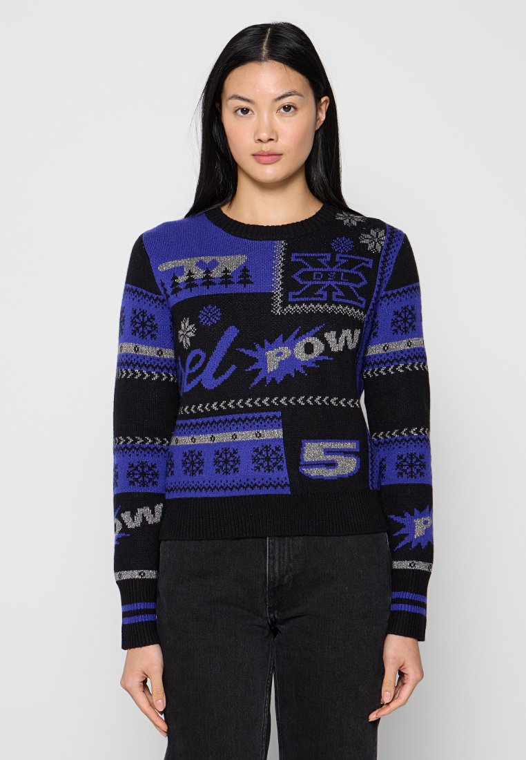 Schwarzer und lila Pullover mit verschiedenen geometrischen Mustern, Text und Schneeflockenmotiven. Aus Strickstoff mit langen Ärmeln und rundem Ausschnitt gefertigt.