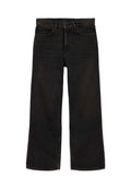 Schwarze Jeans mit geradem Bein, Vorder- und Gesäßtaschen, Gürtelschlaufen, Knopfverschluss und sichtbaren Nähten.