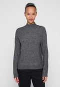 Grauer Strickpullover mit hohem Kragen und langen Ärmeln. Verfügt über eine strukturierte Oberfläche und eine leicht taillierte Silhouette.