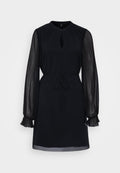 Schwarzes Kleid mit einem Schlüssellochausschnitt, langen durchsichtigen plissierten Ärmeln, tailliertem Bund und geradem Saum. Hergestellt aus einem weichen Stoff mit glatter Textur.