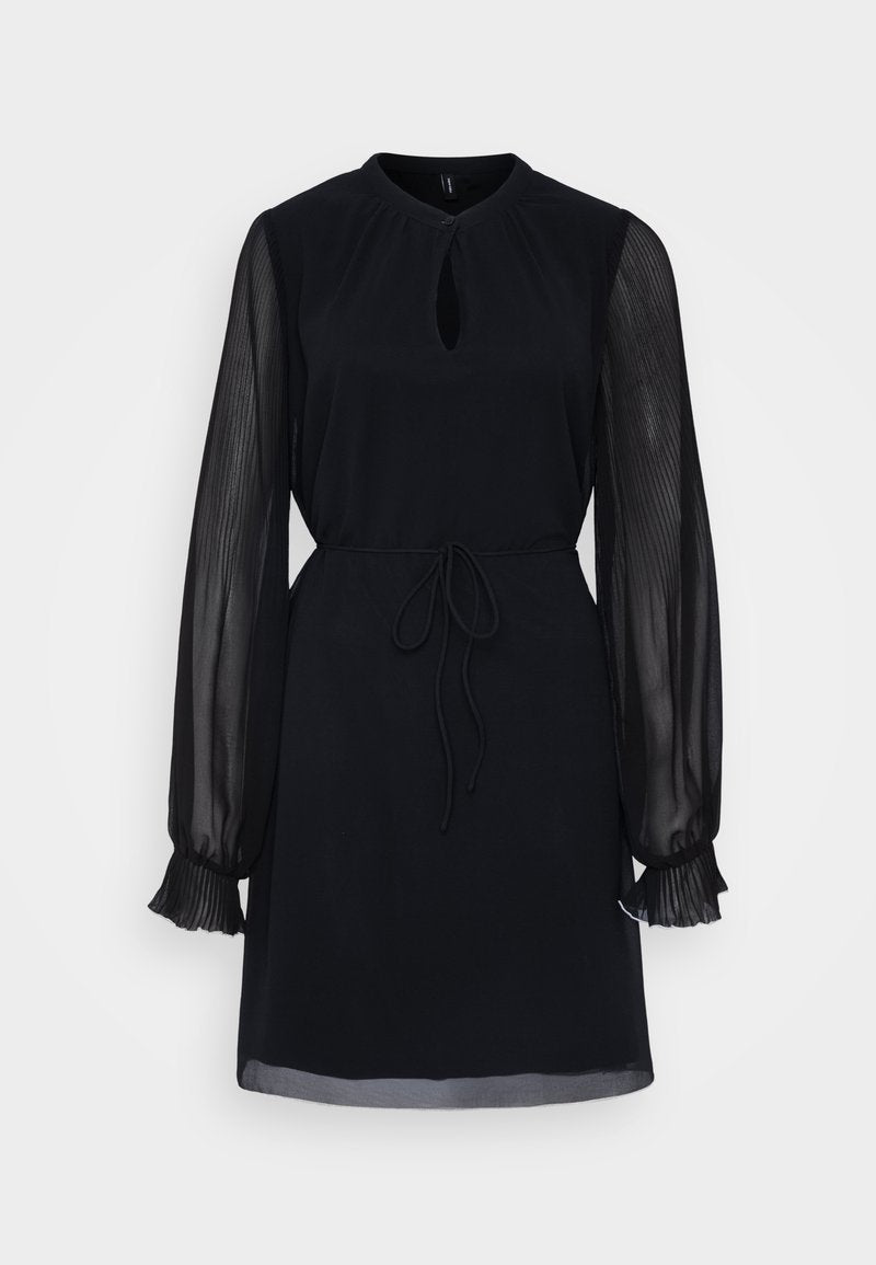 Schwarzes Kleid mit einem Schlüssellochausschnitt, langen durchsichtigen plissierten Ärmeln, tailliertem Bund und geradem Saum. Hergestellt aus einem weichen Stoff mit glatter Textur.