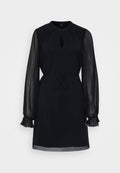 Schwarzes Kleid mit einem Schlüssellochausschnitt, langen durchsichtigen plissierten Ärmeln, tailliertem Bund und geradem Saum. Hergestellt aus einem weichen Stoff mit glatter Textur.