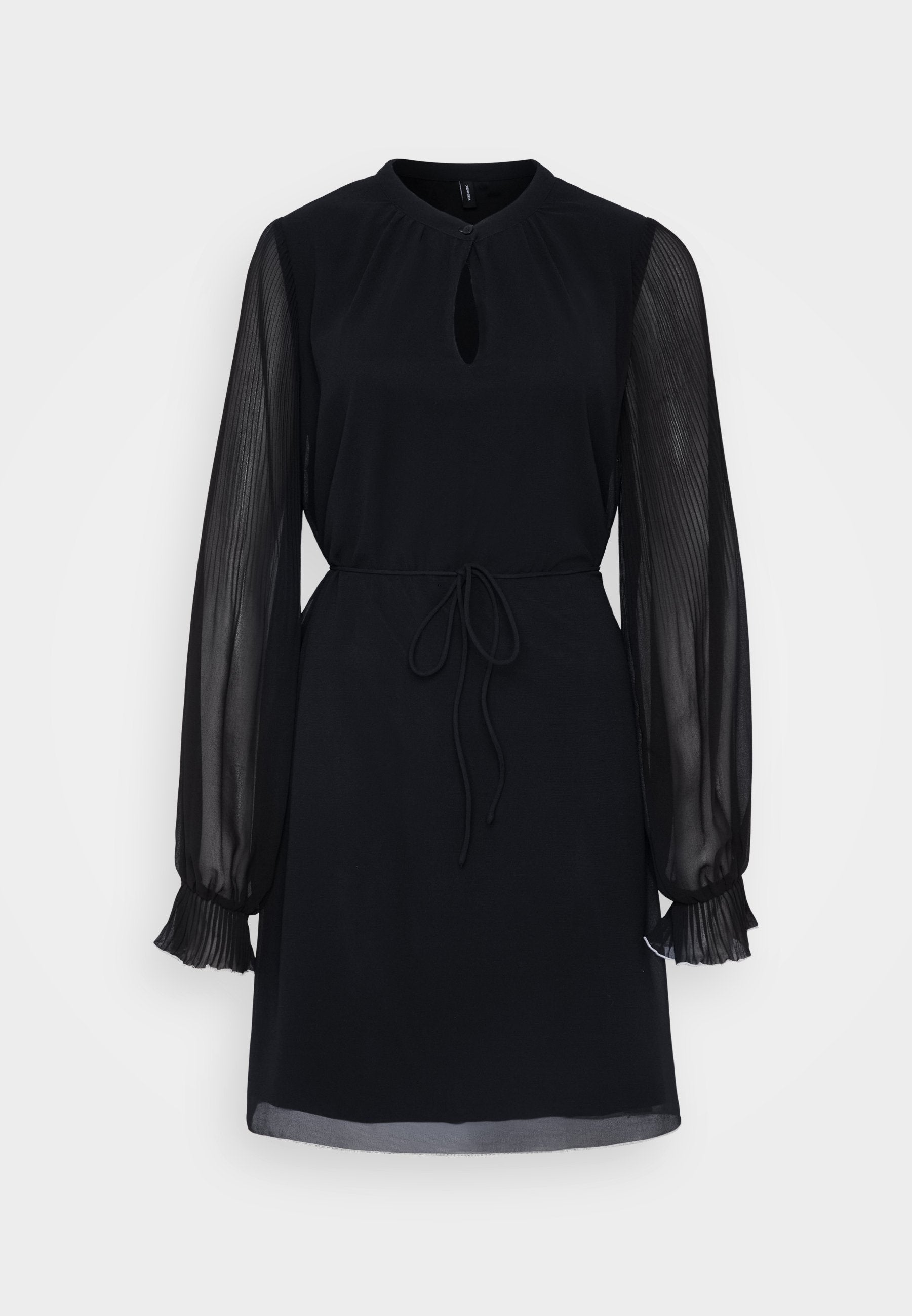 Schwarzes Kleid mit einem Schlüssellochausschnitt, langen durchsichtigen plissierten Ärmeln, tailliertem Bund und geradem Saum. Hergestellt aus einem weichen Stoff mit glatter Textur.