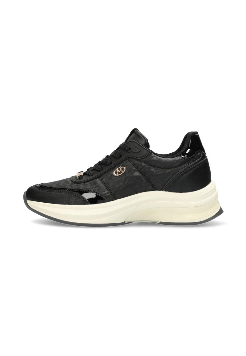 Schwarze Turnschuhe mit glänzenden Akzenten, strukturiertem synthetischem Obermaterial, runder Zehenpartie, Schnürverschluss und einer dicken weißen Sohle.
