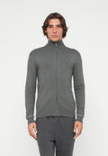 Grauer Pullover mit Reißverschluss und hohem Kragen, aus weichem Material. Mit langen Ärmeln und eng anliegendem Schnitt, ergänzt durch kontrastierende Blenden an den Bündchen.