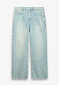Hellblaue Denim-Jeans mit geradem, weitem Bein. Zu den Merkmalen gehören fünf Taschen, ein Knopfverschluss und eine abgedunkelte Textur mit subtilen Variationen.