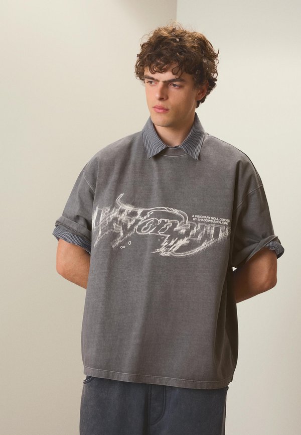Bershka BOXY FIT PRINT T-SHIRT - Print T-shirt - dark grey