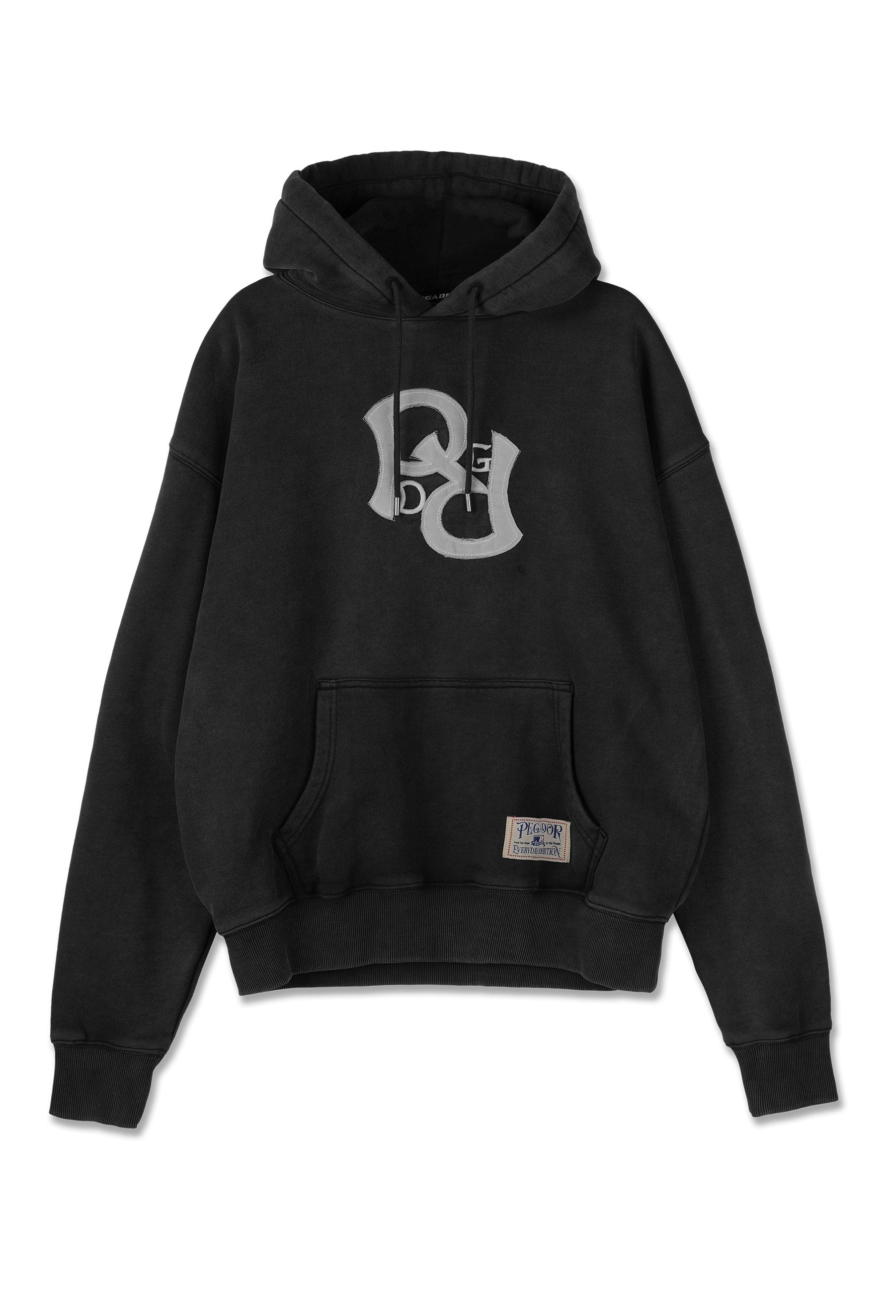 Schwarzer Hoodie aus Baumwolle mit Kordelzug, frontaler Kängurutasche und einem auffälligen grauen Logo. Mit gerippten Bündchen und Saum.