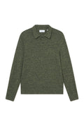 Grüner Strickpullover mit Kragen, langen Ärmeln und einem strukturierten Muster. Verfügt über eine Knopfleiste mit zwei Knöpfen und dezenter Markenkennzeichnung.