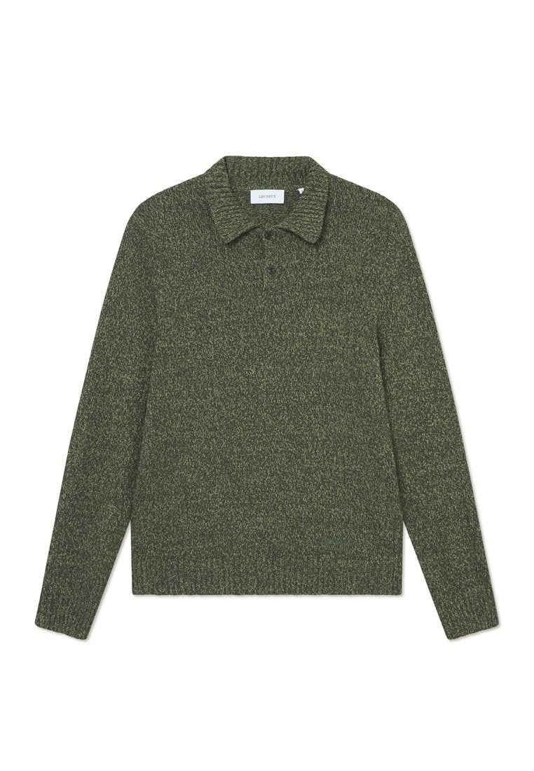 Grüner Strickpullover mit Kragen, langen Ärmeln und einem strukturierten Muster. Verfügt über eine Knopfleiste mit zwei Knöpfen und dezenter Markenkennzeichnung.