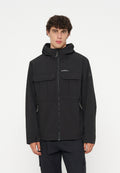 Junger Mann trägt eine schwarze Kapuzenjacke mit Frontreißverschluss, Klapptaschen und O'Neill-Logo auf der Brust, steht vor weißem Hintergrund.