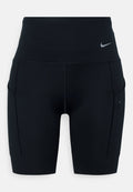 Schwarze hochtaillierte Sportshorts aus dehnbarem Material; verfügt über Seitentaschen und ein kleines Nike-Logo am Bund.