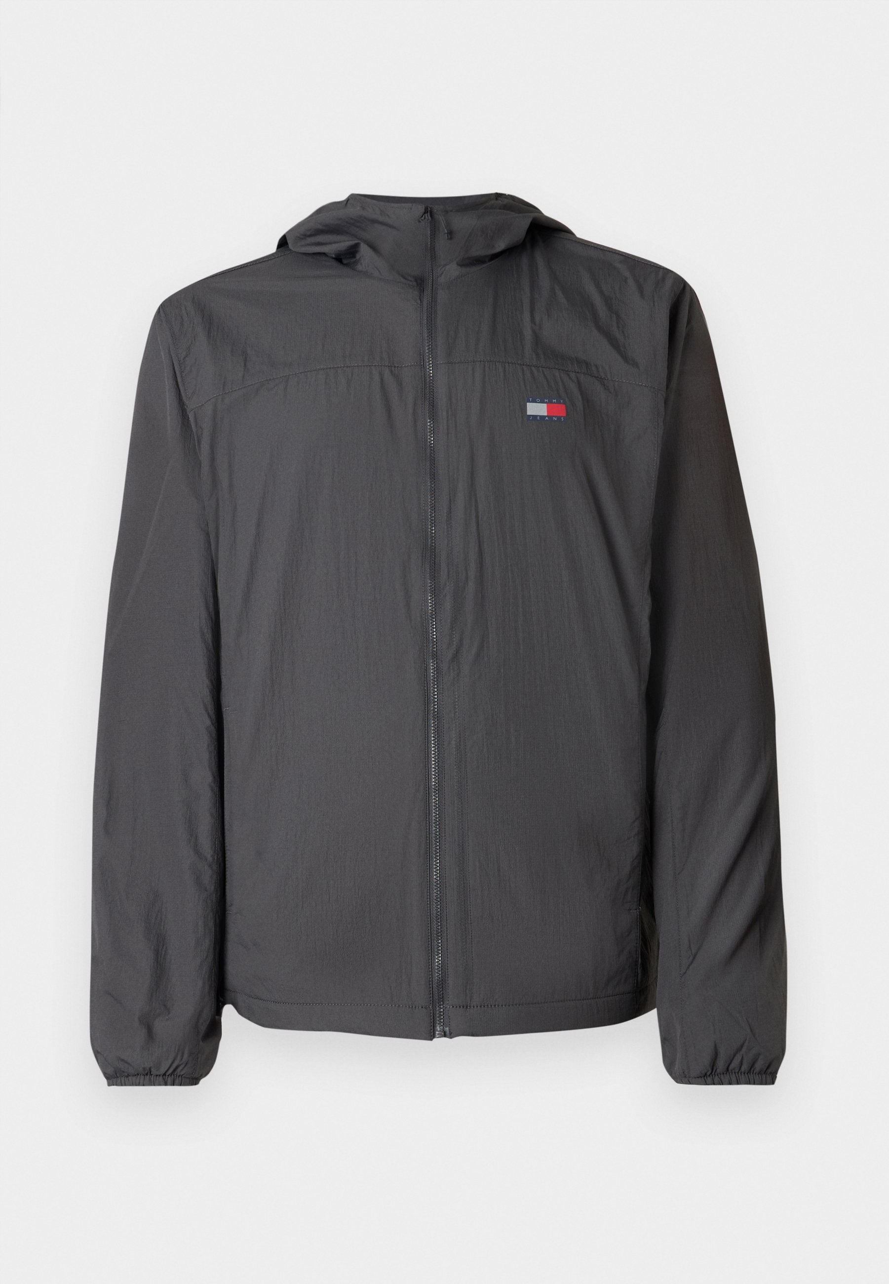 Leichte schwarze Windbreaker-Jacke mit Reißverschluss, Kapuze mit Kordelzug, elastischen Bündchen und einem kleinen Logo auf der Brust.