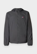 Leichte schwarze Windbreaker-Jacke mit Reißverschluss, Kapuze mit Kordelzug, elastischen Bündchen und einem kleinen Logo auf der Brust.