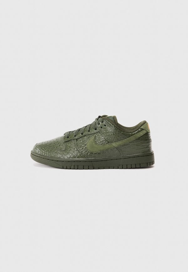 Nike Sportswear DUNK LOW - Trainers - green/metallic gold-coloured/medium olive