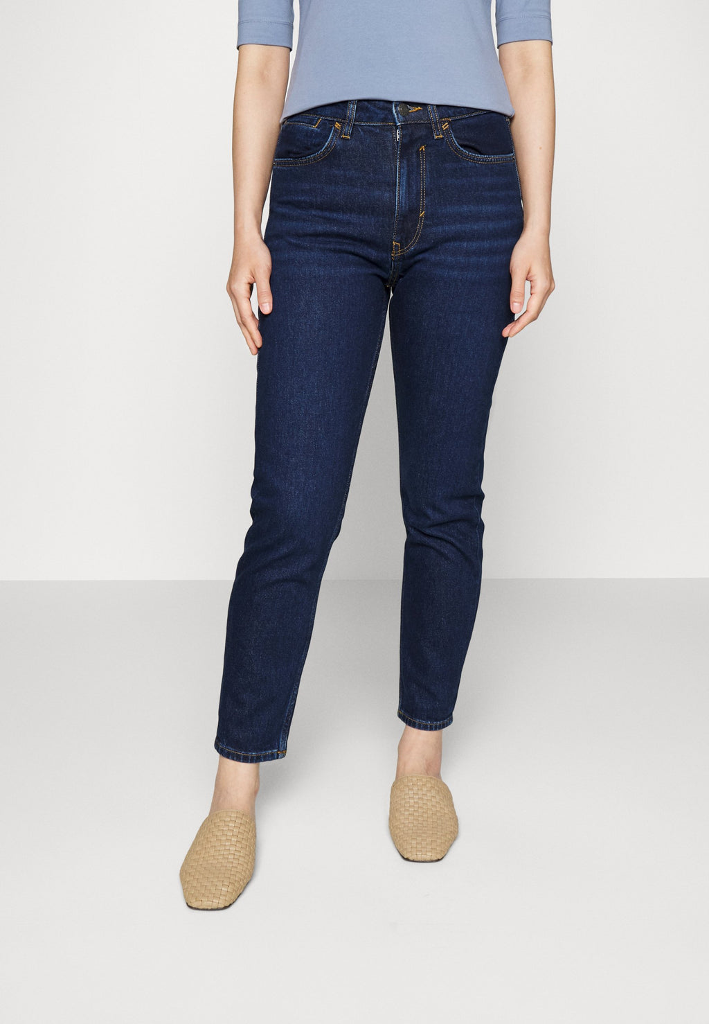 SUS HR MOM FIT Media 3