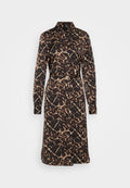 Braunes und schwarzes Leopardenmuster-Kleid mit langen Ärmeln, einem Kragen und einem taillierten Bund. Hergestellt aus glattem Stoff mit einer Knopfleiste auf der Vorderseite.