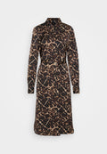 Braunes und schwarzes Leopardenmuster-Kleid mit langen Ärmeln, einem Kragen und einem taillierten Bund. Hergestellt aus glattem Stoff mit einer Knopfleiste auf der Vorderseite.