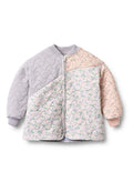 Steppjacke mit grauen und pastellrosa Bereichen, verziert mit einem Blumenmuster. Reißverschluss vorne, gerippte Bündchen und ein Rundhalsausschnitt.
