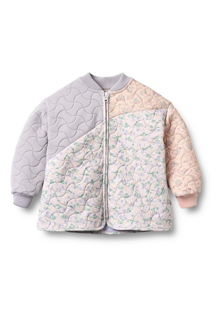 Steppjacke mit grauen und pastellrosa Bereichen, verziert mit einem Blumenmuster. Reißverschluss vorne, gerippte Bündchen und ein Rundhalsausschnitt.