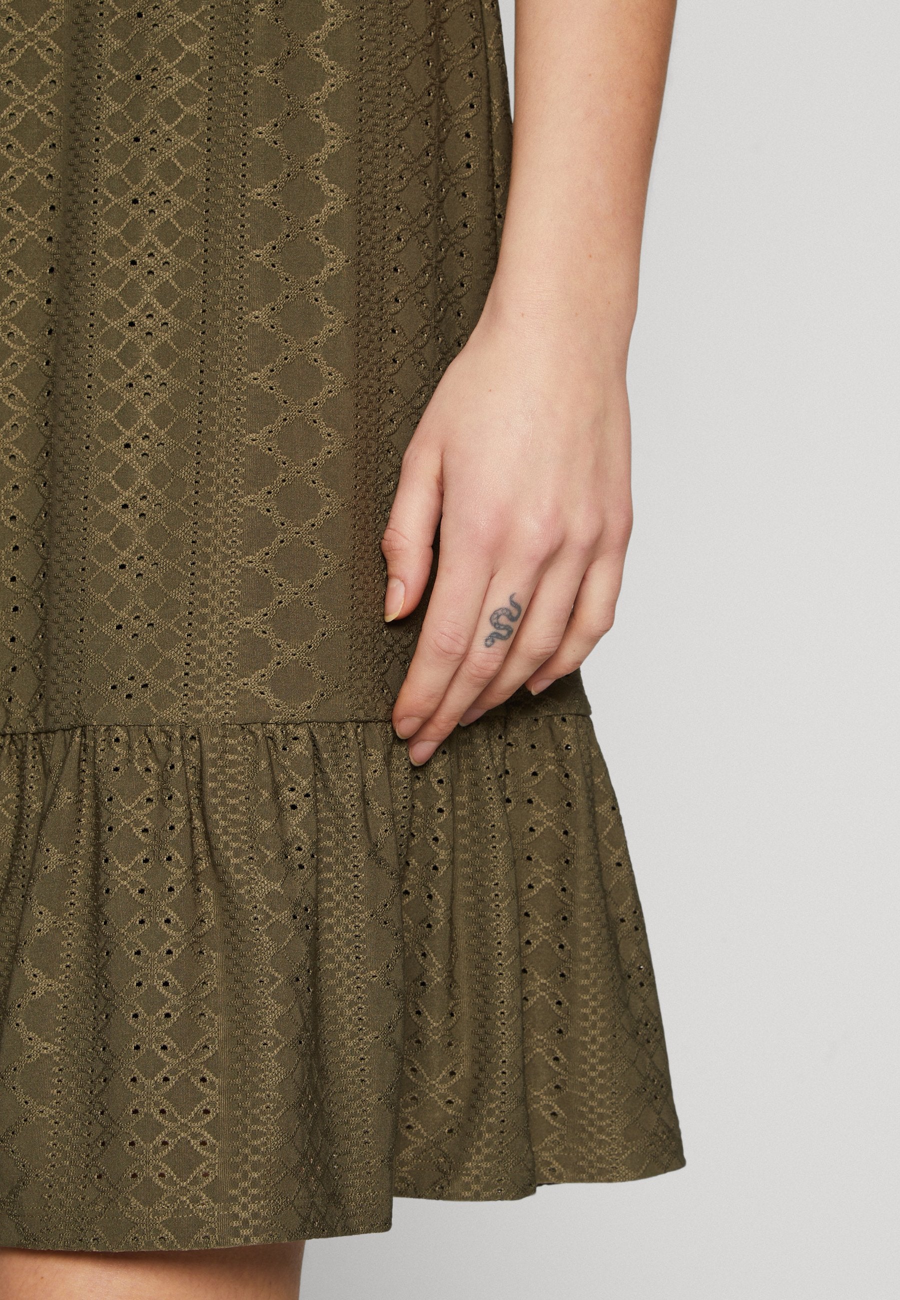 ONLSANDRA V NECK DRESS Media 6