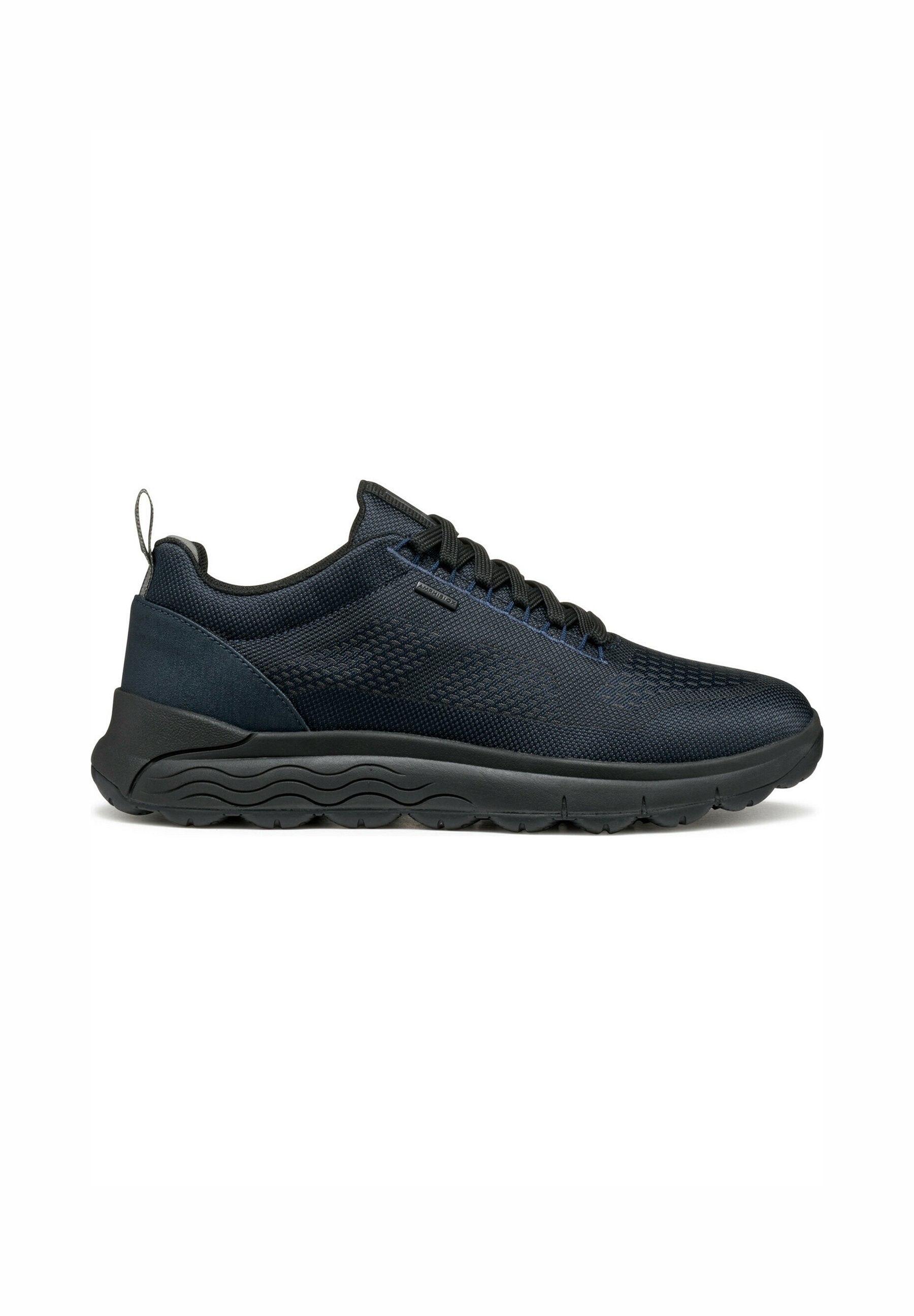 Schwarze Sportschuhe mit einem strukturierten Mesh-Obermaterial, gepolstertem Schuhkragen und einer flexiblen Gummisohle mit Wellenmustern. Die Schnürsenkel sind schwarz.