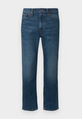 Dunkelblaue Jeans mit geradem Schnitt, ausgestattet mit fünf Taschen und subtilen orangen Nähten. Das Material hat eine leicht strukturierte Oberfläche.