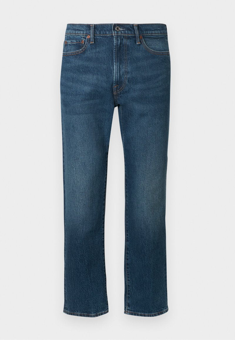 Dunkelblaue Jeans mit geradem Schnitt, ausgestattet mit fünf Taschen und subtilen orangen Nähten. Das Material hat eine leicht strukturierte Oberfläche.