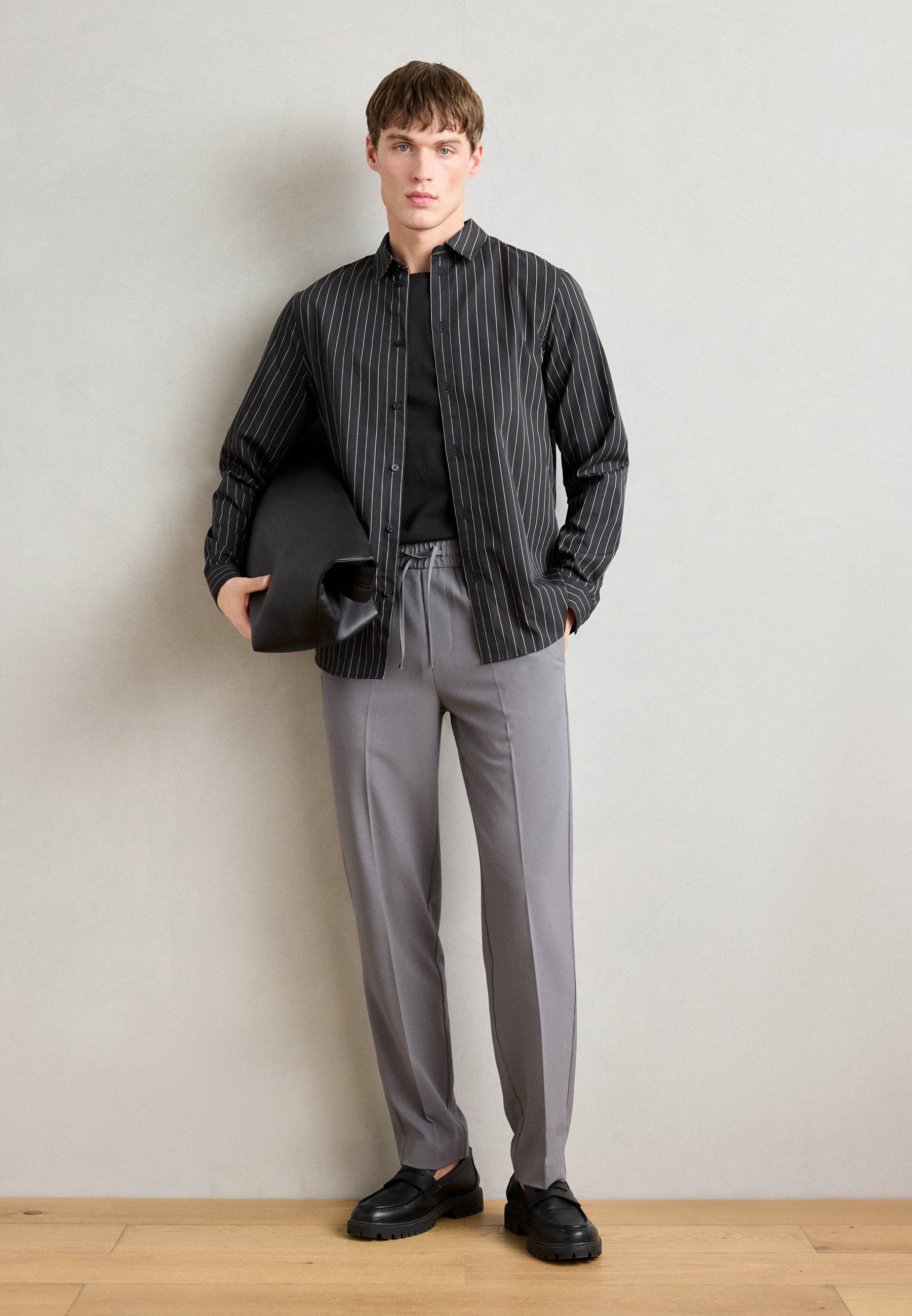 RELAXED FIT PANTS Media 2