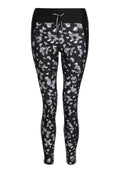 Schwarze Leggings mit dezentem Leopardenmuster in Grau und Weiß, ausgestattet mit einem breiten Bund und lila Akzentstreifen an den Seiten.
