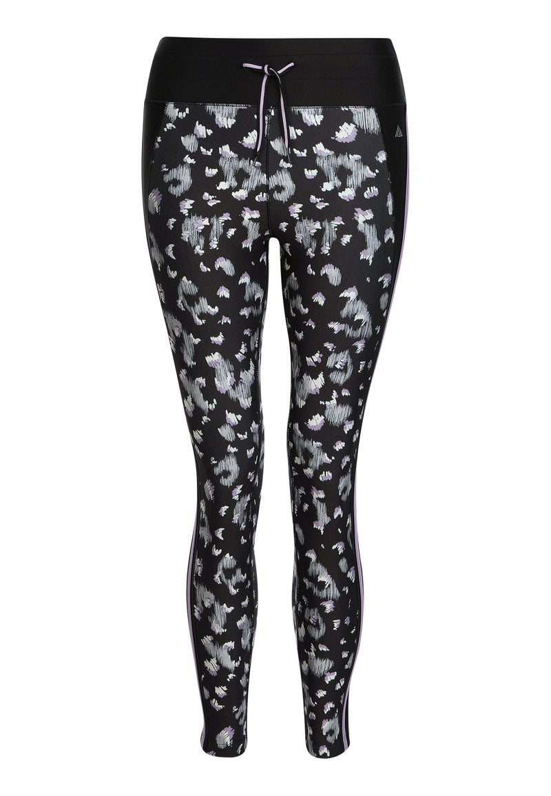 Schwarze Leggings mit dezentem Leopardenmuster in Grau und Weiß, ausgestattet mit einem breiten Bund und lila Akzentstreifen an den Seiten.