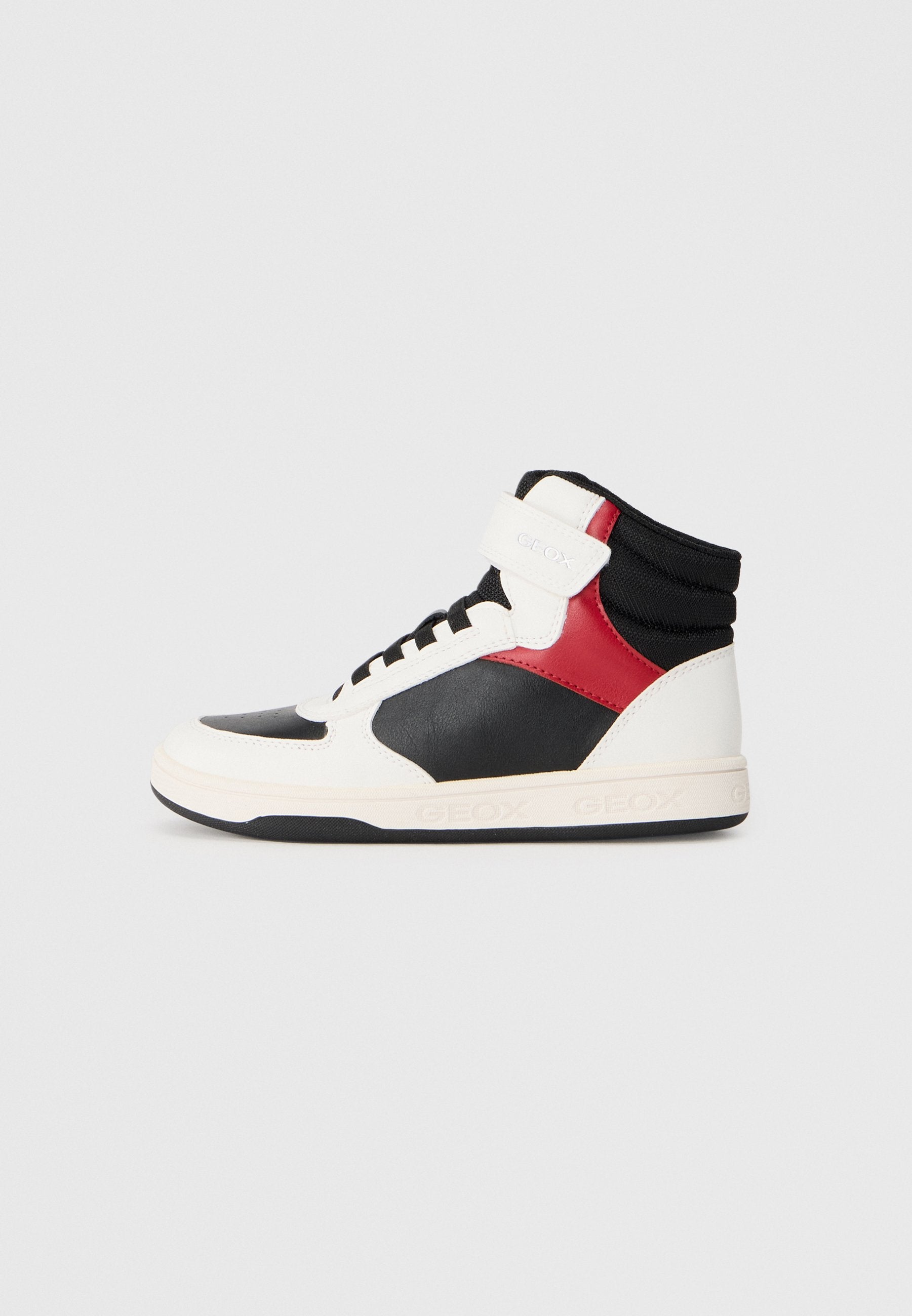 Schwarze, weiße und rote High-Top-Sneaker. Mit einem Klettverschluss, strukturiertem Stoff und einer auffälligen Gummisohle mit Branding.