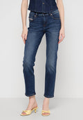 Dunkelblaue Jeans aus Denim mit geradem Schnitt, ausgestattet mit Fronttaschen, einem Reißverschluss und dezenten Nähakzenten. Glatte Textur, leicht ausgebleicht.