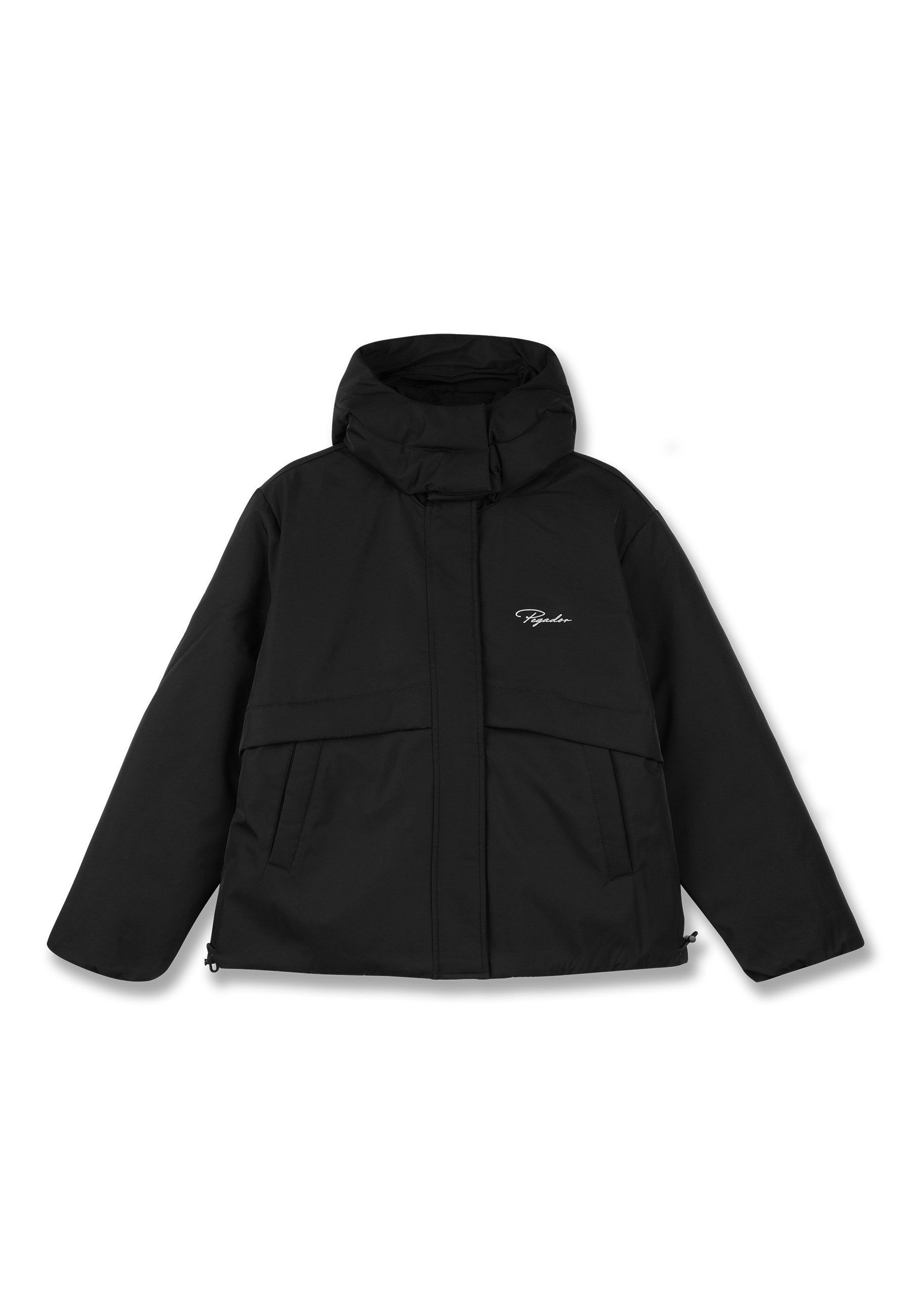 Schwarze isolierte Jacke mit hohem Kragen, großen Fronttaschen und Reißverschluss. Mit einem Logo auf der linken Brust und verstellbaren Manschetten.
