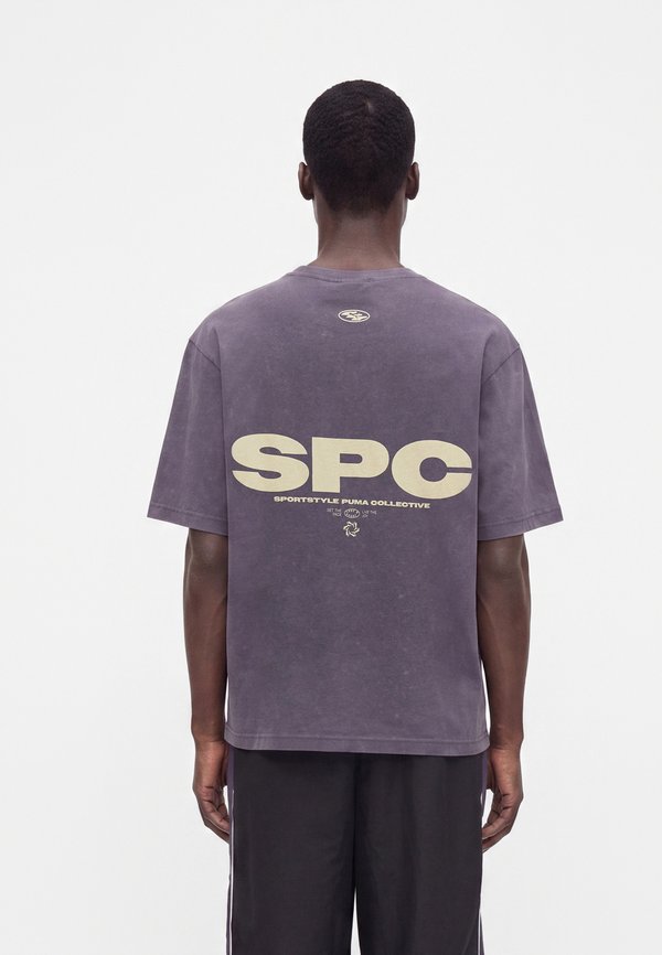 Puma BOXY GRAPHIC TEE UNISEX - Print T-shirt - purple