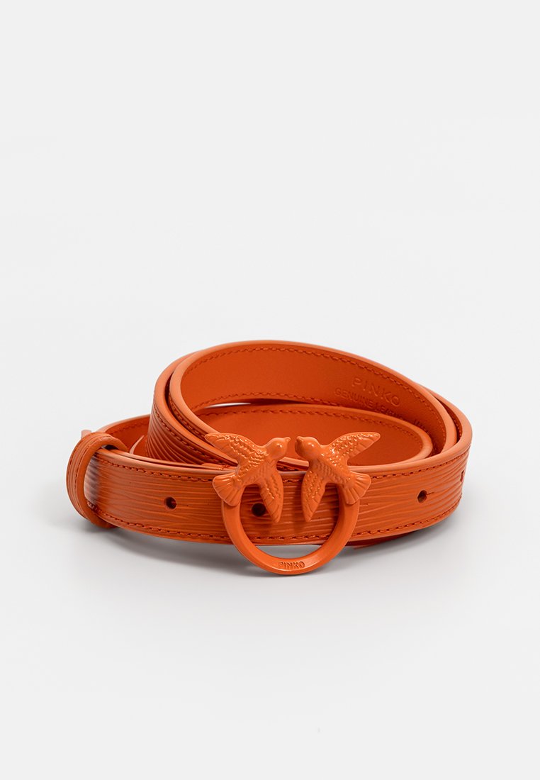 Oranger Leder-Gürtel mit strukturiertem Finish; verfügt über eine kreisförmige Schnalle in Form von zwei Vögeln. Glatte Innenseite mit Gürtellöchern zur Anpassung.