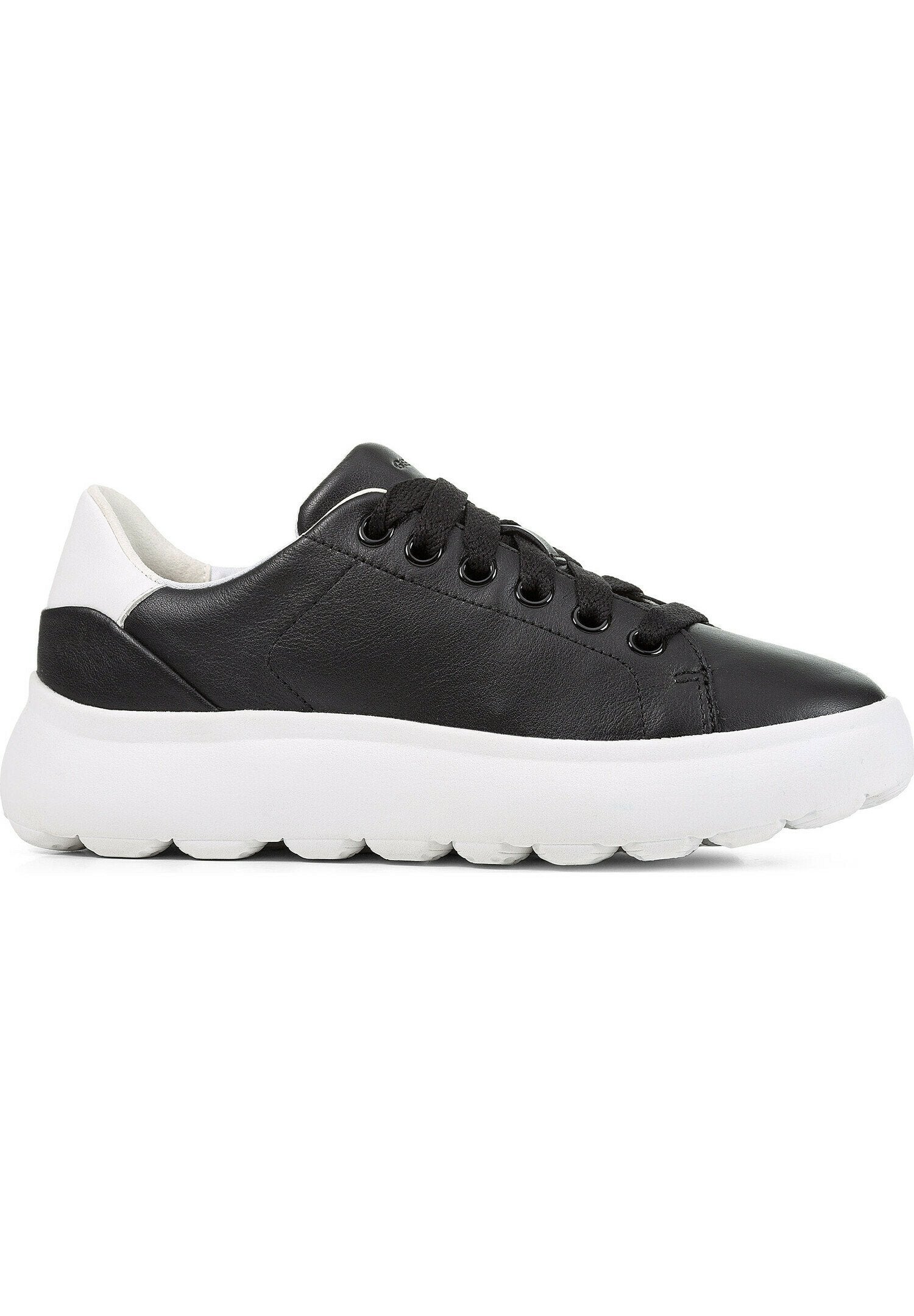 Schwarze Leder-Sneaker mit einem weißen Fersenakzent, Schnürdesign und einer dicken Gummisohle mit abgerundeten Segmenten zur Polsterung.