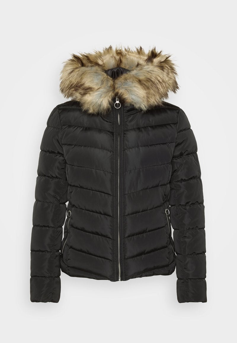 Schwarze Pufferjacke mit horizontaler Steppung, abnehmbarer Kapuze mit Kunstfellbesatz, vorderem Reißverschluss und seitlichen Taschen mit metallischen Akzenten.