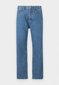 Hellblaue Jeans aus Denim mit geradem Schnitt, fünf Taschen, Knopfverschluss und dezenten Steppnähten entlang der Nähte.