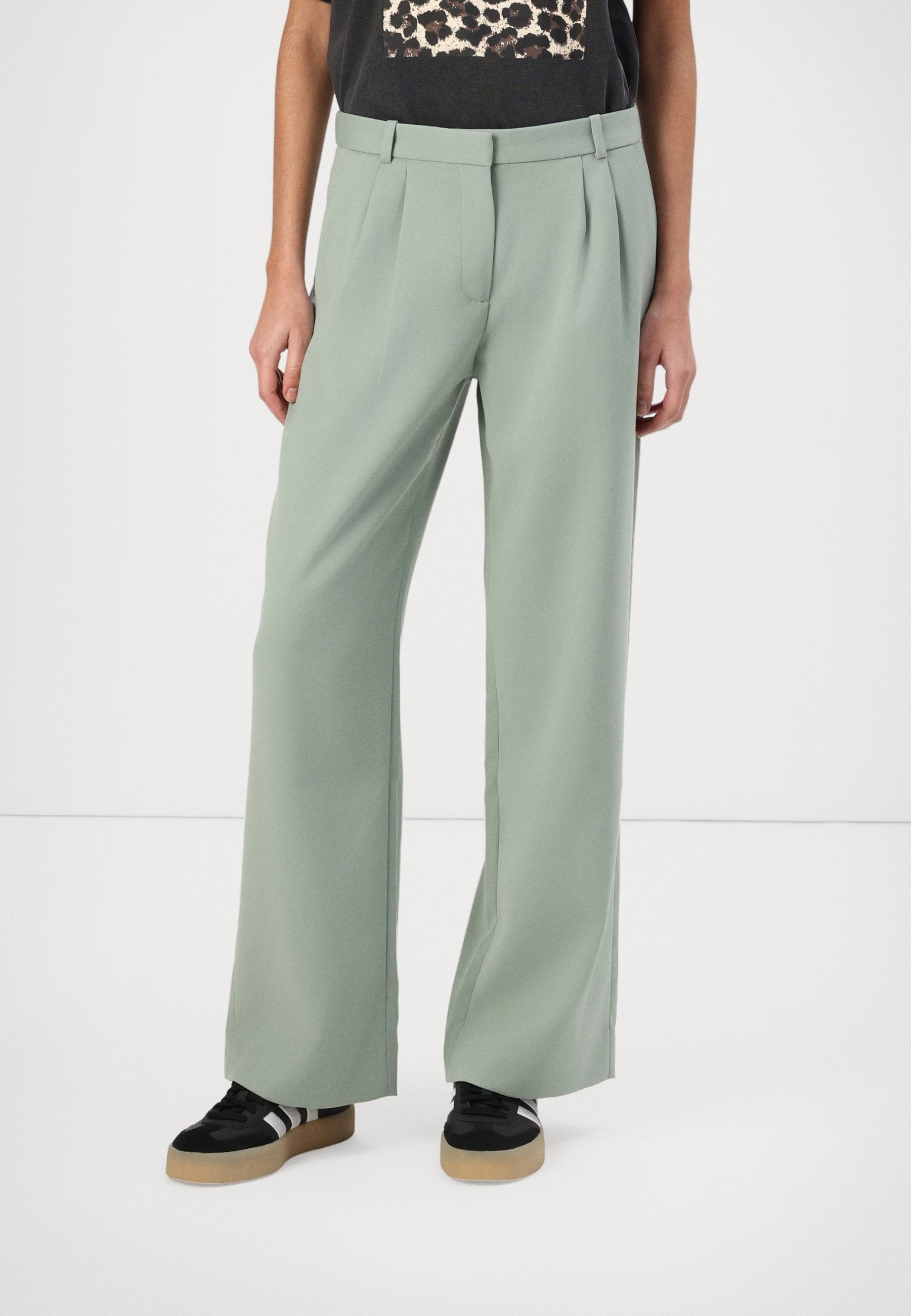 Abercrombie & Fitch A&F Sloane Low Rise Tailored Wide Leg Pant