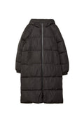 Schwarze Pufferjacke mit Kapuze, ausgestattet mit einem durchgehenden Reißverschluss, seitlichen Taschen und einem gesteppften Design mit genähten Abschnitten zur Isolierung.