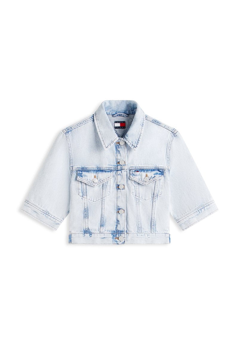 Hellblaue, kurz geschnittene Jeansjacke mit kurzen Ärmeln, Knopfleiste, Brusttaschen und umgeschlagenem Kragen.