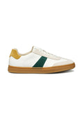 Weißer Sneaker mit grünen und beigen Akzenten, Wildledersohle, Gummiuntersohle und Schnürsenkeln. Verfügt über ein dreieckiges Designelement an der Seite.